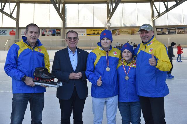 Heinz Heidenfelder, Bgm. Rupert Dworak, Nico und Lenny Molnar, Thomas Nemeth | Foto: Stadtgemeinde Ternitz