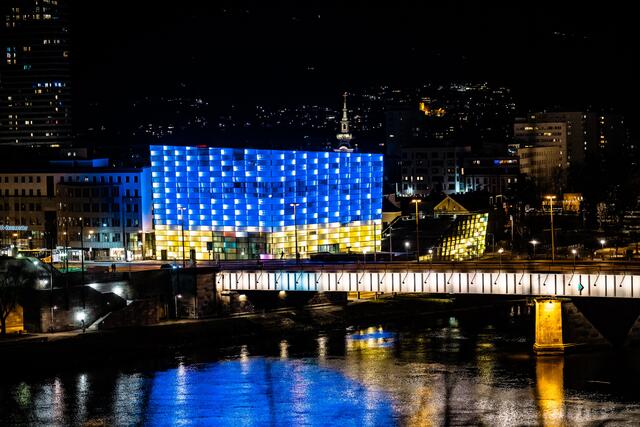 Ein weithin sichtbares Zeichen der Solidarität mit den Menschen in der Ukraine. | Foto: Team Fotokerschi.at/Kerschbaummayr