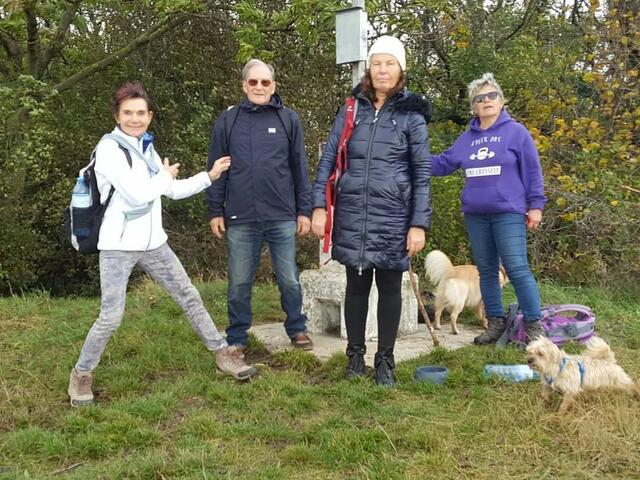 Sylvia Wertanek, Hans Wallowitsch und Wandergruppenmitglieder bei der Wanderung auf den Hundsheimer Berg. | Foto: Gemeinde Bad Deutsch-Altenburg 