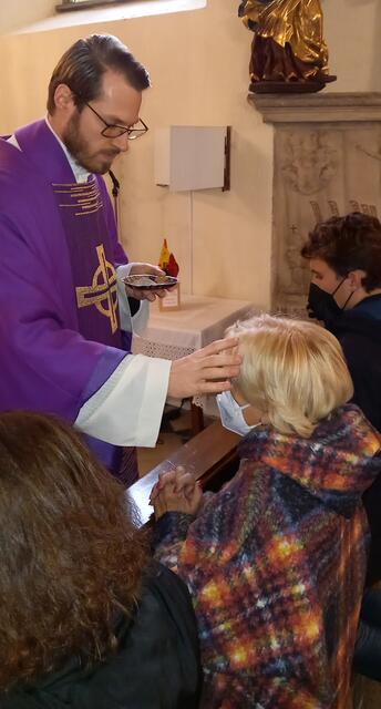 Pfarrprovisor Bernd Wegscheider spendet das Aschekreuz.  | Foto: Privat