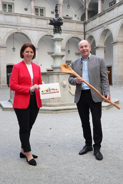 Landtagspräsident Max Hiegelsberger übergibt einen symbolischen Genuss-Kochlöffel an seine Nachfolgerin Agrar-Landesrätin Michaela Langer Weninger. | Foto: Land OÖ/Ernst Grilnberger
