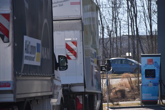 17 Sprinter begannen die 1.700 km lange Fahrt am Freitag, zwei große LKW starteten bereits am Mittwoch und Donnerstag. | Foto: Barbara Fluckinger