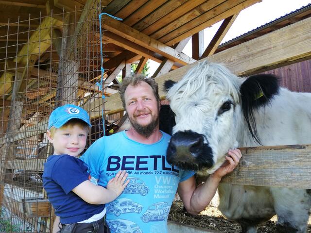 Gerd Steiner und sein Sohn verbringen viel Zeit mit den Tieren. | Foto: Privat