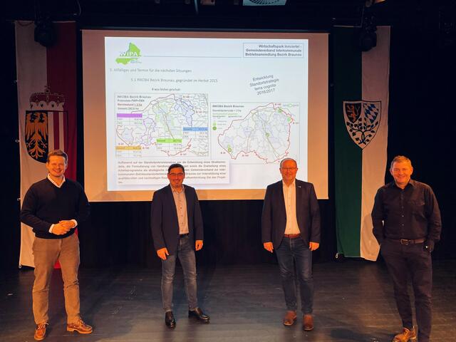 Thomas Kern, Projektmanager der Business Upper Austria, der neue Obmann LAbg. Klaus Mühlbacher, Bgm. Johannes Waidbacher, Obmann a. D., und INKOBA-Geschäftsführer Herbert Ibinger (v. l. n. r.). | Foto: INKOBA Bezirk Braunau