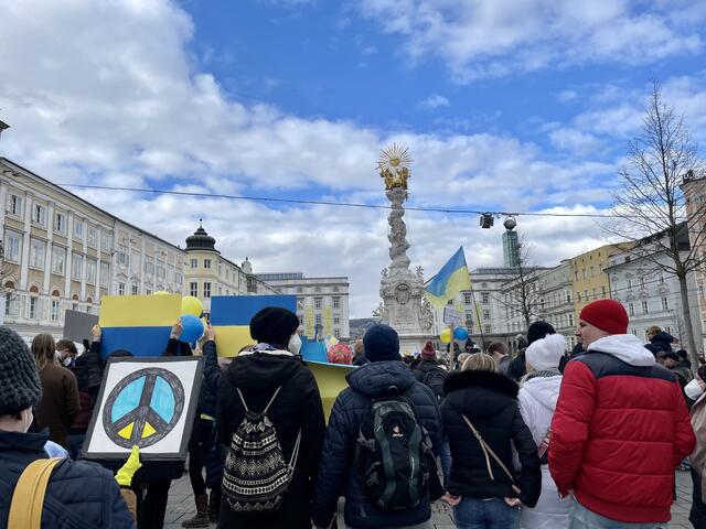 Hunderte Menschen setzten am 26. Februar am Linzer Hauptplatz ein friedliches Zeichen und zeigten sich solidarisch mit den Menschen in der Ukraine. | Foto: BRS/Gschwandtner