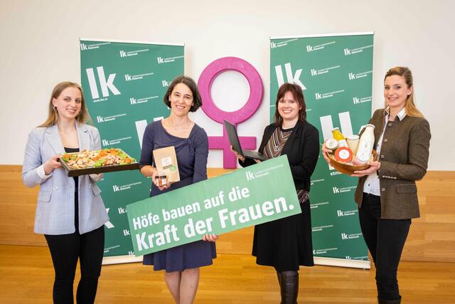 Die Kraft der Frauen am Hof: Melanie Schlein (Jungbäuerin mit frischen Wind auf Expansionskurs), Michaela Friedl (Innovationsfreudige Trendsetterin mit Pilzzucht), Petra Höfler (Bergbäuerin mit Laptop auf der Alm) und Karin Jöchlinger (Managerin zwischen Innovation und Tradition) | Foto: LK/Danner