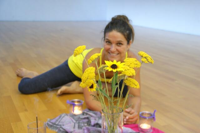 Petra Herzog setzt auf "anatomisch richtiges" Yoga mit Humor.