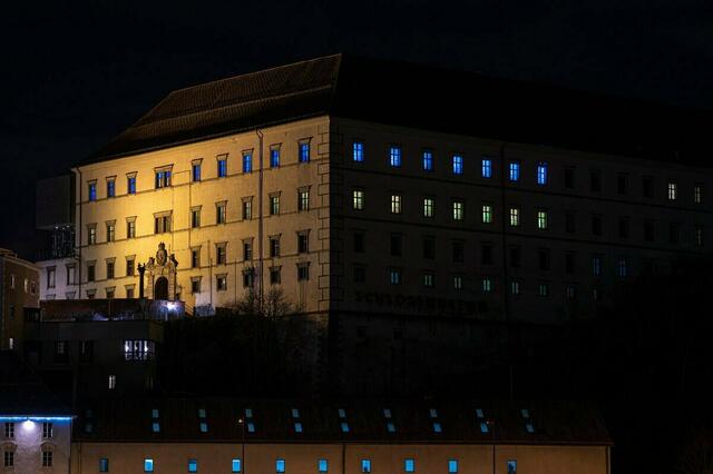 Die Fenster des Linzer Schlosses leuchten in blau und gelb. | Foto: Peter C. Mayr
