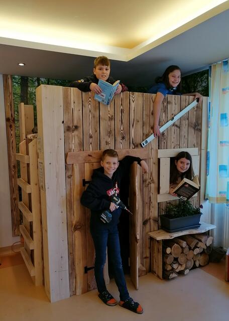 Maximilian Scheidl und Melissa Höllmüller (vorne von links nach rechts), Philip Zwölfer und Daya Lutschaunig(oben von links nach rechts) präsentieren stellvertretend für die vielen helfenden Hände ihre selbstgebaute Leseecke in der Bibliothek bzw. im Nachmittagsbetreuungsraum der Privaten Volksschule der Franziskanerinnen Zwettl. | Foto: PV Zwettl