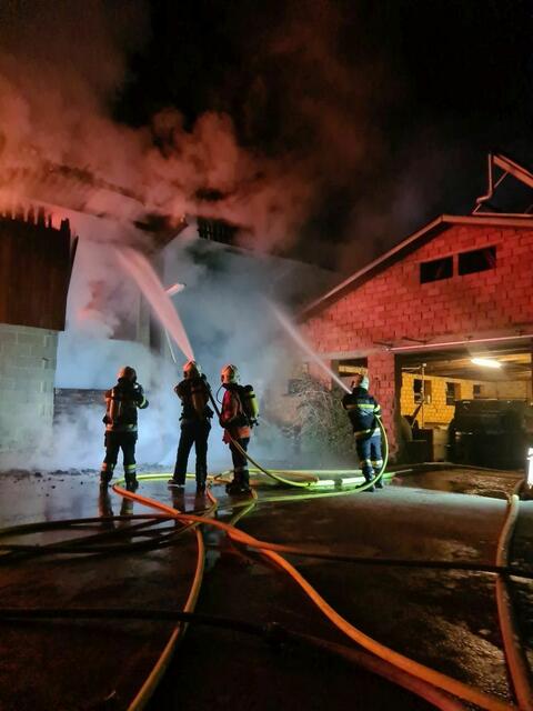 Insgesamt drei Feuerwehren löschten den Brand. | Foto: FF Kalsdorf