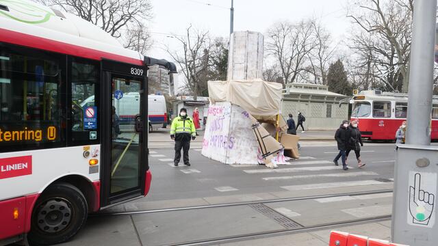 Die errichtete "Statue" bestand aus einem Sammelsurium aus Holz, Sofas, Einkaufswagerln und mehr. Für die Fahrzeuge am Ring, auch für die Öffis, hieß es "Bitte warten". | Foto: M. Spitzauer