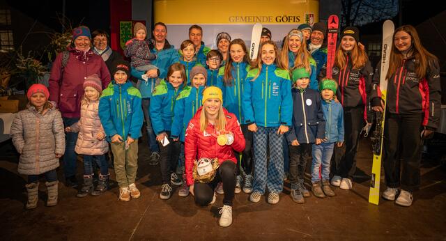 Der Skinachwuchs strahlte mit der Gold- und Silbermedaillengewinnerin um die Wette | Foto: Fotos: Marktgemeinde Göfis