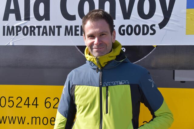 Auch Rattenbergs Bürgermeister Bernhard Freiberger fährt mit einem gefüllten Neunsitzer-Bus im Konvoi mit.  | Foto: Barbara Fluckinger