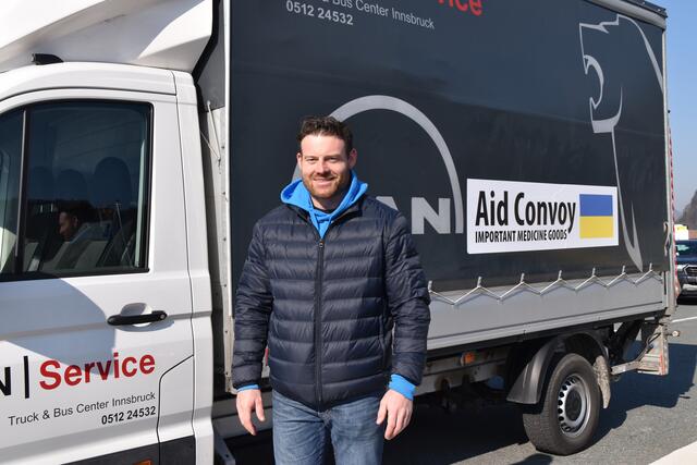 Am Freitag starteten 17 Sprinter mit Sachspenden von Niederndorf. Ihr Ziel: die rumänisch-ukrainische Grenze.  | Foto: Barbara Fluckinger
