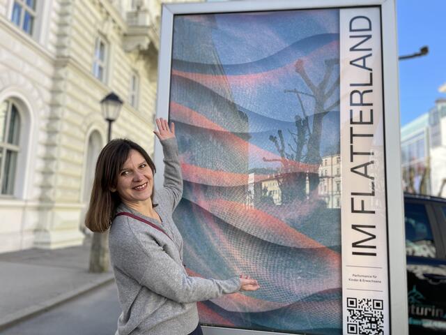 Katharina Schrott vor dem Toihaus und dem Werbeplakat. Schrott ist seit 2001 am Toihaus Theater aktiv und übernahm 2015 die künstlerische Leitung des internationalen Theaterfestivals für Klein(st)kinder BimBam. | Foto: sm