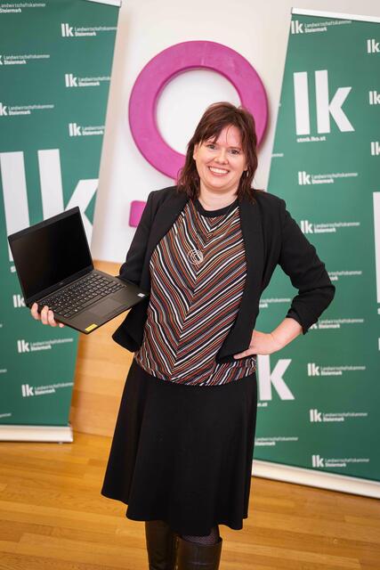 Petra Höfler ist eine Bergbäuerin "mit Laptop auf der Alm". | Foto: LK/Danner