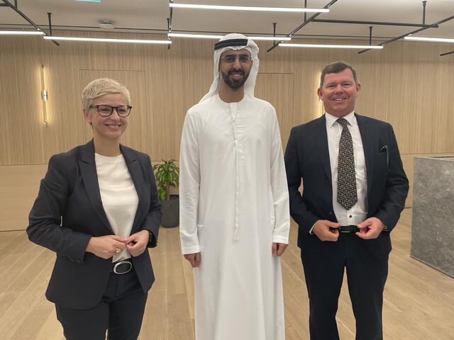 Doris Hummer, H. E. Omar bin Sultan Al Olama und Richard Bandera (v. l.). | Foto: BRS