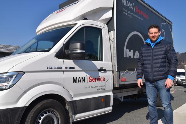 Manfred Kimmel, Geschäftsführer des Niederndorfer Transportunternehmens "Transportex", initiierte am Sonntagabend die Sammelaktion. Bis Freitag kamen letztendlich 17 Sprinter und 2 LKW zusammen.  | Foto: Barbara Fluckinger