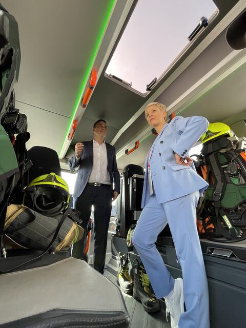 Alexander Neumann (General Manager, Rosenbauer Saudi Arabien) mit Doris Hummer im E-Löschfahrzeug der Expo-Feuerwehr. | Foto: BRS