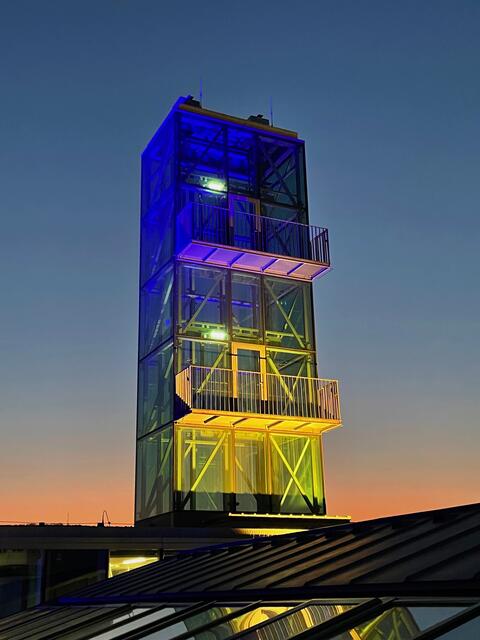 Die Linzer Kunstuniversität zeigt sich solidarisch mit den Menschen in der Ukraine und beleuchtet den Panorama-Luft im Gebäude Hauptplatz 6 in den Farben der ukranischen Fahne. | Foto: Vasicek