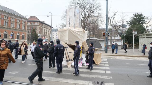 Die Aufräumarbeiten der Polizei sind inzwischen großteils abgeschlossen. | Foto: M. Spitzauer