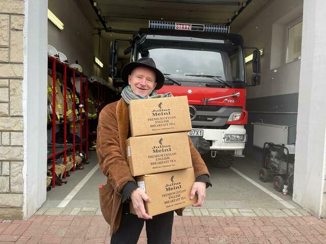 Gernot Kranner nahm auch eine Teebeutel-Spende von Meinl mit an die ukrainische Grenze. | Foto: Kranner