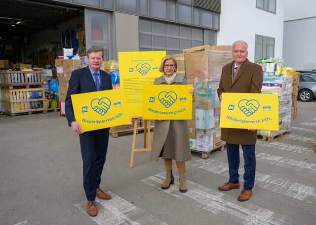 Landeshauptfrau Johanna Mikl-Leitner, Landeshauptfrau Franz Schnabl und Landesrat Gottfried Waldhäusl informierten im NÖ Feuerwehr- und Sicherheitszentrum Tulln über die Plattform „Niederösterreich hilft“. | Foto: NLK Burchhart