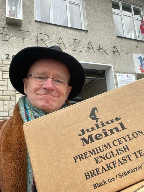 Gernot Kranner mit der Teebeutel-Spende von Meinl. | Foto: Kranner