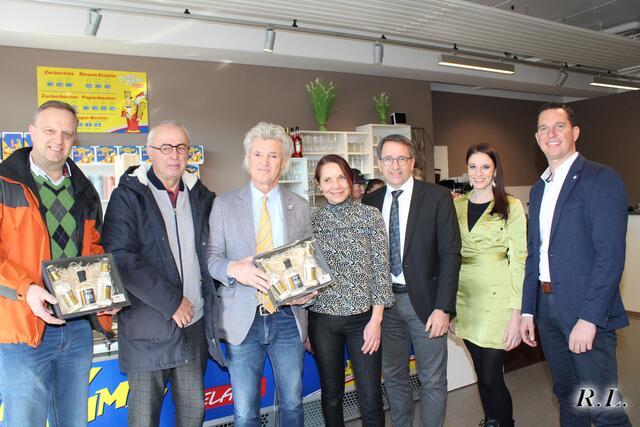 Charly Temmel und Prokurist Erwin Wurzinger mit einer Abordnung der SGK und Bürgermeister Johannes Schmid | Foto: Lederer
