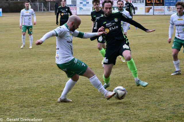 Voller Einsatz der beiden Mannschaften auf den Spielfeld.  | Foto: Gerald Dreisiebner