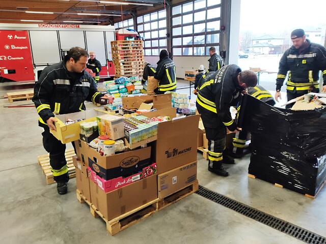 Die abgegebenen Hilfsgüter wurden von Feuerwehrleuten sortiert, auf Paletten verpackt und foliert.  | Foto: FF Pinkafeld