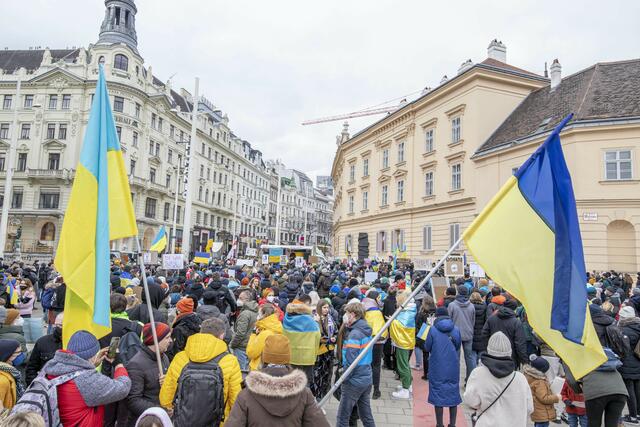 Rund 3.000 Menschen kamen heute zusammen um ein Zeichen zu setzen.  | Foto: TOBIAS STEINMAURER / APA / picturedesk.com