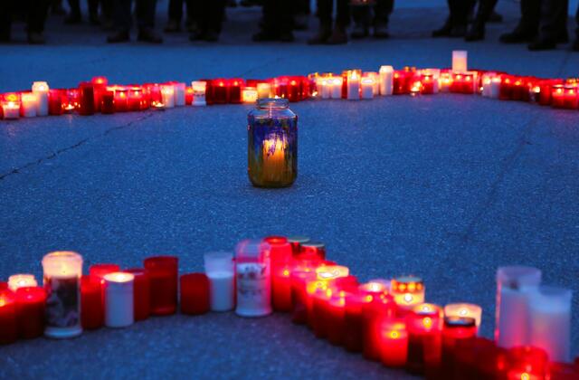 Blau-gelb und rot-weiß-rot: im Krieg daheim alleine, jenseits der Grenzen bei helfenden Menschen in Sicherheit: eine Zerrissenheit, die für die Millionen Ukraineflüchtlinge furchtbar sein muss.  | Foto: Eckhart Herbe