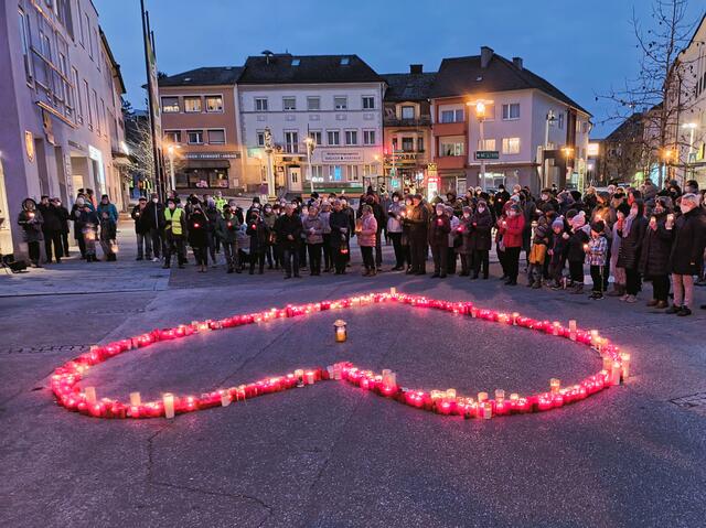 Ein rot weiß rotes Herz der Anteilnahme, schützend um das blau-gelbe Licht der Ukraine gelegt, vereinte die Menschen am St. Georgener Marktplatz. | Foto: Eckhart Herbe