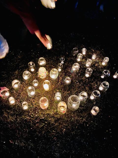 Ein Lichtermeer und eine Mahnwache für den Frieden.