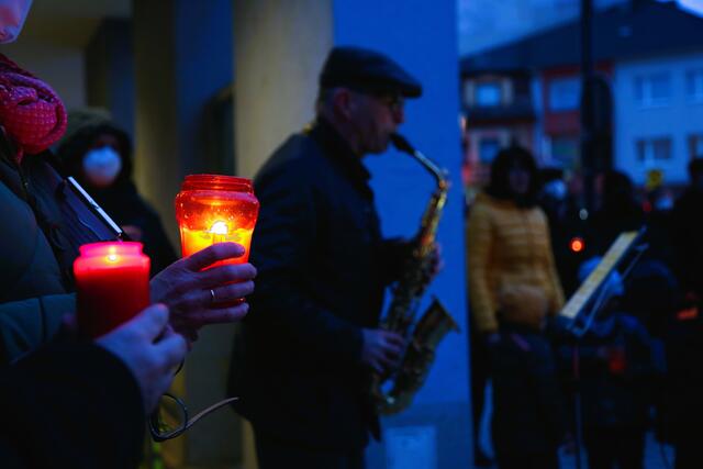 Fünf Minuten Schweigen, und hunderte hochgehaltene Lichter sorgten zu "We shall overcome"  für tiefes Gemeinschaftsempfinden. | Foto: Eckhart Herbe