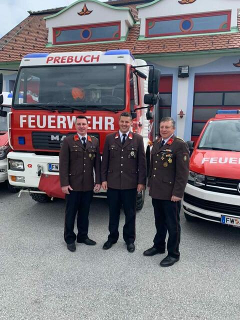 Eine Neuwahl fand in Prebuch bei der Feuerwehr statt: Rechts Robert Schmallegger der bisherige Kommandant, Mitte der Neue Kommandant Dominik Groß und links der stv. Kommandant Daniel Schmallegger.  | Foto: Robert Schmierdorfer
