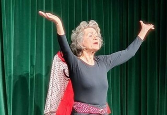 Zwei Stunden hindurch stand die Schauspielerin und Kabarettistin Gabriele Köhlmeier in Trofaiach auf der Bühne und verwies mit großem schauspielerischem Können und vollem Körpereinsatz auf die Benachteiligung der Frau in einer von Männern dominierten Welt.