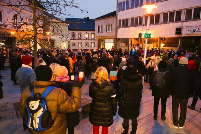 Wieder gemeinsam für etwas Gutes einstehen: Die Hoffnung auf ein Ende von Corona und der gesellschaftlichen Spaltung war beim Appell genau daran deutlich spürbar. | Foto: Eckhart Herbe