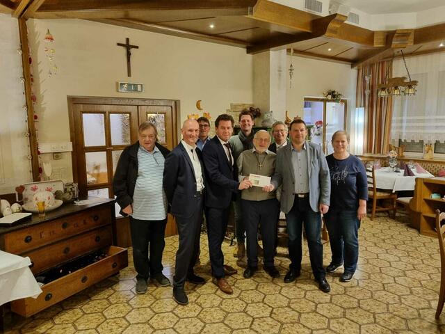 Die Schandorfer Gemeindevertretung gratulierte Pfarrer Branko Kornfeind zum 70er. | Foto: Werner Gabriel