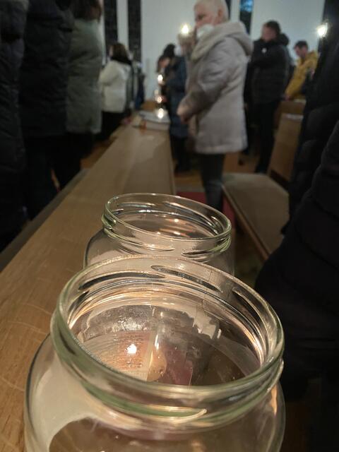 Das Friedenslicht wurde weitergereicht, um die Teelichter zu entzünden.