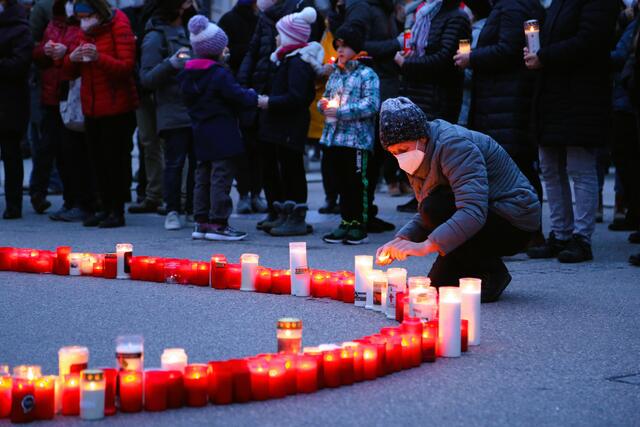 Vielen Teilnehmern am Lichtermeer war das Entzünden eines Lichtes ein tiefes menschliches Bedürfnis. | Foto: Eckhart Herbe