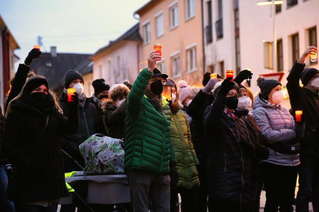 "Yes we care!": Auch nach Entfall der meisten Vorgaben trug der Mehrzahl der Besucher des Lichtermeers aus Verantwortungsbewusstsein FFP2-Masken. | Foto: Eckhart Herbe