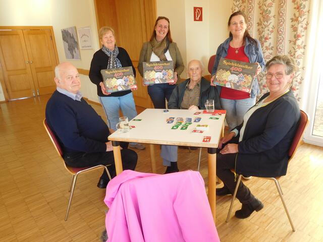 Petra Rainer überreichte den Mitgliedern des Pensionistenverbands Stainz drei Spielemagazine.  | Foto: PV Stainz 
