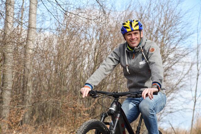 Sportlandesrat Jochen Danninger auf dem Mountainbike.

 | Foto:  Wienerwald Tourismus_Sonja Pohl