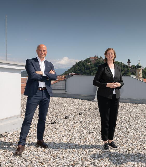 Science Park Graz-Geschäftsführer Martin Mössler und Wirtschaftslandesrätin Barbara Eibinger-Miedl freuen sich über eine internationale Auszeichnung. | Foto: Oliver Wolf