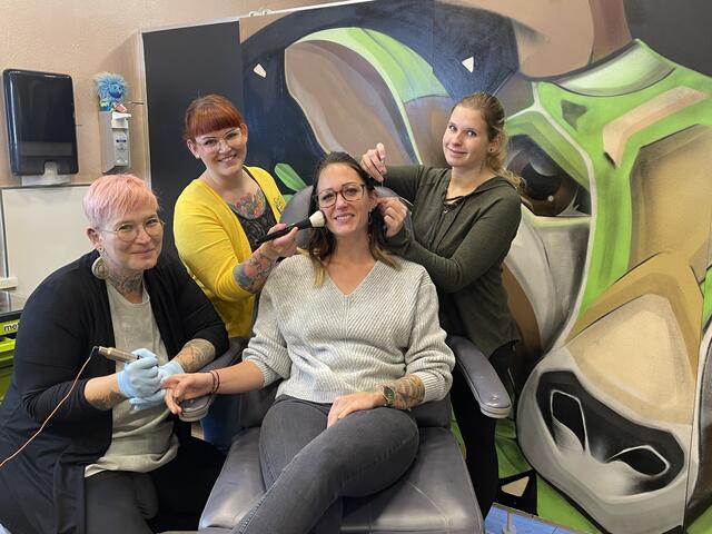 Jennifer Kribernegg ist 2021 mit ihrem Tattoo-Studio in Preding von "Frau in der Wirtschaft" zur "Unternehmerin des Jahres 2021" gekürt worden. | Foto: Schweiggl