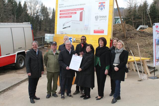 v. l.: Robert Steiner (Gemeinnützige Wohnungs- und Siedlungsgesellschaft Neue Heimat), Kommandant Hermann Fasching, Bürgermeister Wolfram Moshammer, Pfarrer Paulinus Anaedu, Landesrätin Birgit Gerstorfer, zweite Landtagspräsidentin Sabine Binder, Vizebürgermeisterin Margot Arthofer, Landtagsabgeordnete Astrid Zehetmair. | Foto: vb/BRS