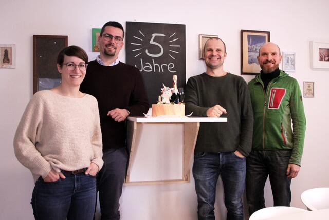  Die Coworker am neu errichteten Stehschreibtisch (von links): Bianca und Peter Steininger, Reinhold Richtsfeld sowie Markus Barth. | Foto: Coworking Neumarkt