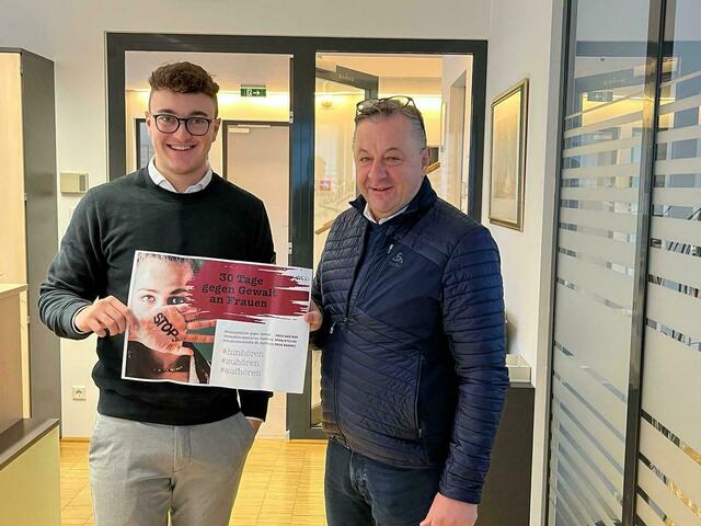 Die Gemeinde Scheffau hat die Aktion kurzfristig übernommen. Anfragen kamen auch aus dem Flachgau. Im Bild (v.l.): Jonas Irnberger (Gemeinde Scheffau) und Bürgermeister Friedl Strubreiter. | Foto: Gemeinde Scheffau